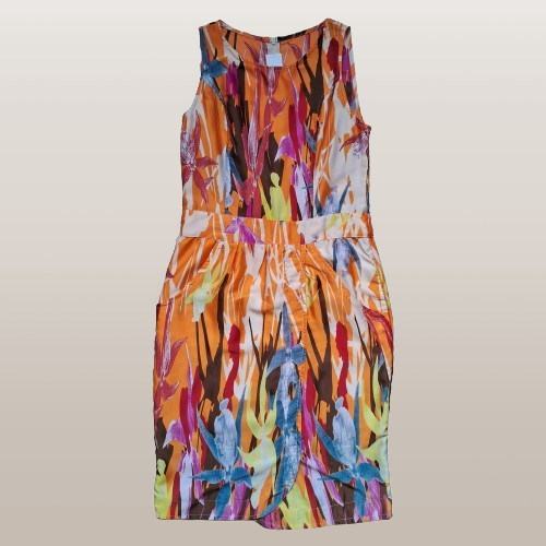 Vestido justo estampado com bolsos