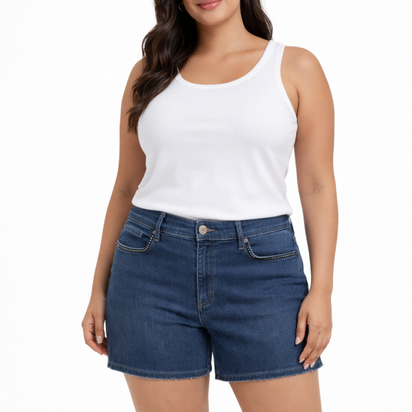 Short jeans com aplicação de paetês nos bolsos