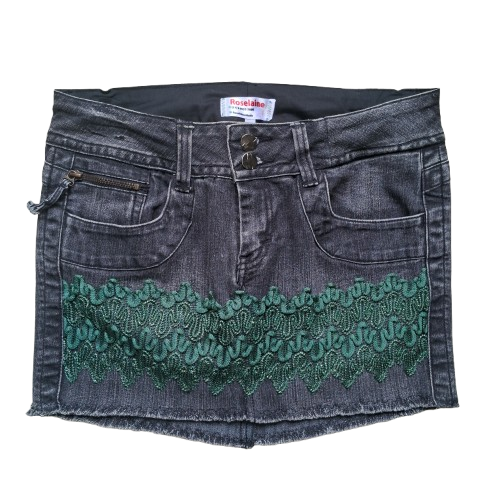 Saia jeans preta com aplicação de renda.